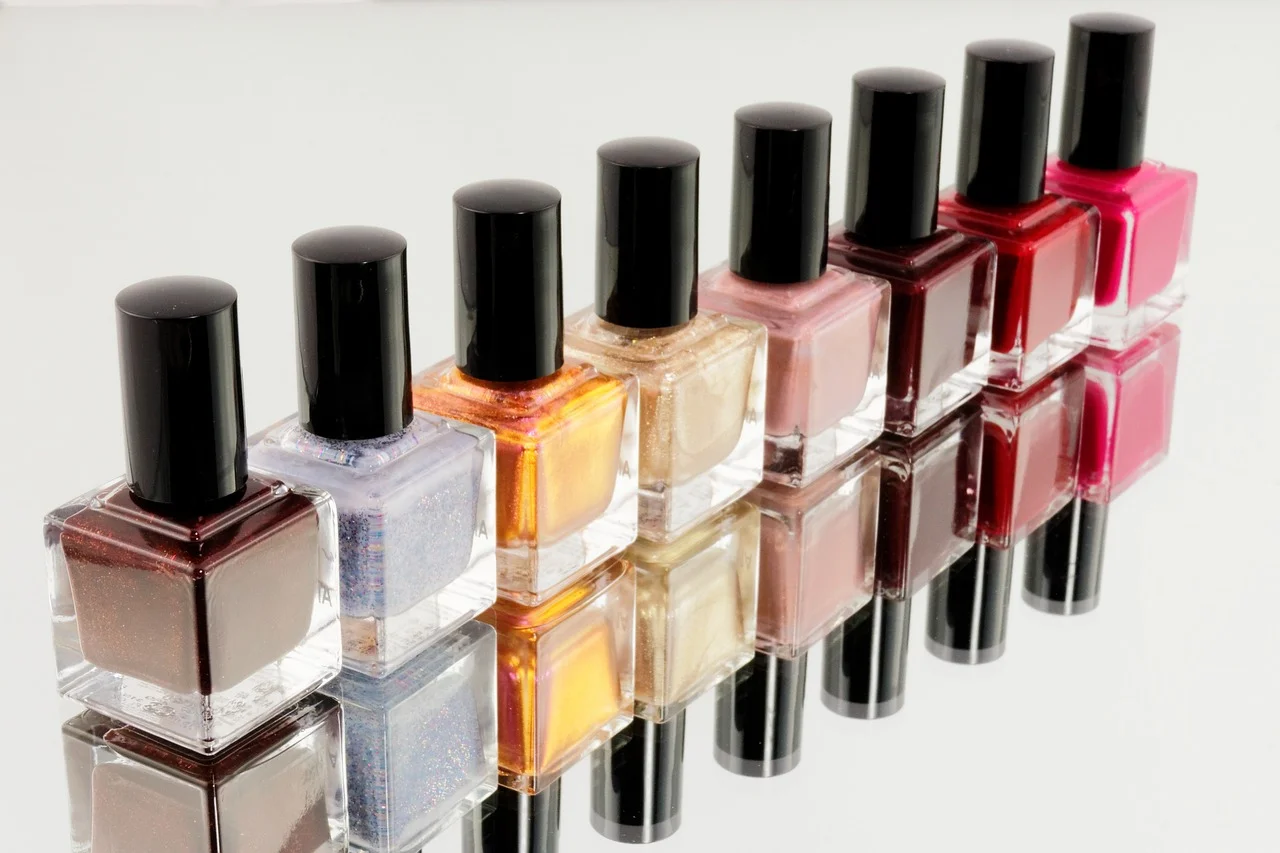 A new nail experience, where art meets your fingertips!